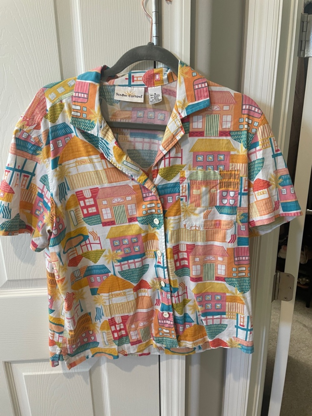 Vintage Multi-Color Short-Sleeve Button Down Shirt perfect for vacation! 80s 90s